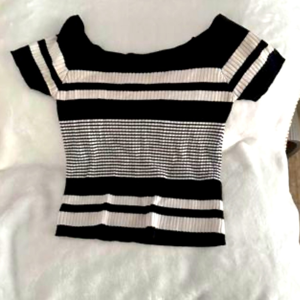 Very stretchy black and white top size S
